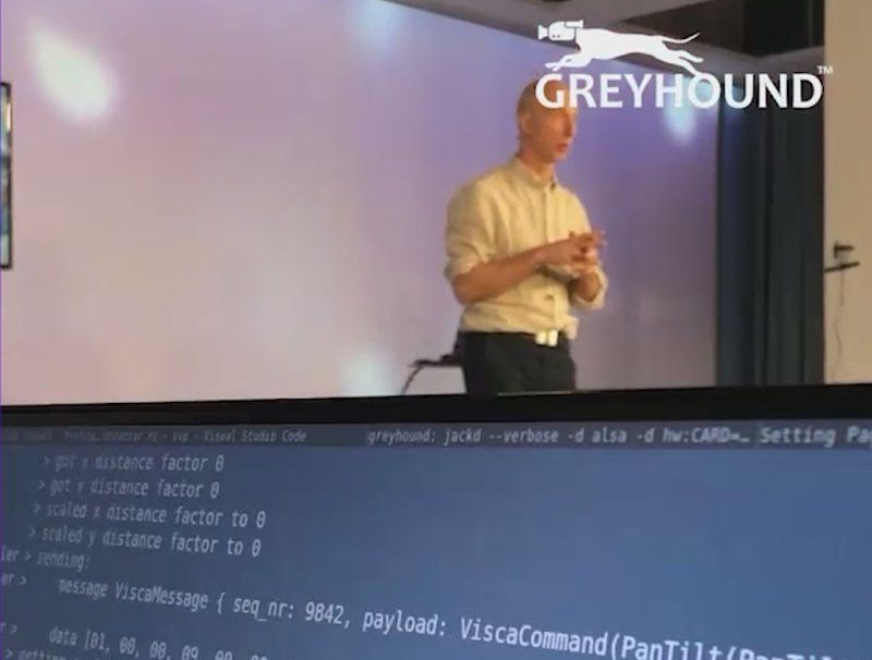 Greyhound i drift: en talare på scen filmas medan systemets loggar visar kamerakommandon i realtid.